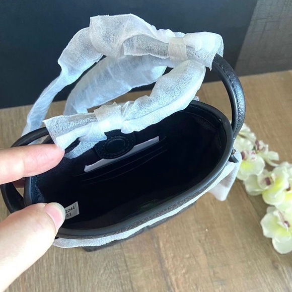 Coach CB911 Hudson Phone Lanyard In Signature Canvas - Picture 5 of 10